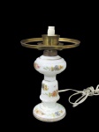 ABAJUR, Abajur para 1 lâmpada em vidro opalinado, com pintura de flores e folhagens em xpolicromia e adornos em ouro, guarnições em metal dourado. Fiação nova. Med.: 27x18cm.