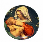 VISTA ALEGRE, Portugal, Prato decorativo em porcelana representando "A Virgem da Almofada Verde", obra de Andrea Salaria existente no Museu de Louvre. Serie limitadda nção numerada de 60.000 exemplares, Festa de Natal 1995, decoração exclusiva. Med.: 19,5cm.
