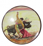 FAIANÇA, Medalhão em faiança vitrificada, pintura representando cena de rodeio em policromia, assinado, possui algumas falhas na esmaltagem da borda. Assinado. Med.: 35cm.