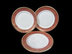 FÜSTENBERG, Alemanha, Três pratos para sobremesa em porcelana esmaltada na tonalidade branca, borda na cor vermelho, ricamente adornado por motivos florais e filetado a ouro. Possui falhas na douração. Med.: 20cm.