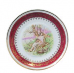 SCHMIDT, Prato decorativo em porcelana esmaltada na tonalidade branca, centro com pintura maternal em rica policromia, espessa faixa na tonalidade vinho com guirlanda floral e borda filetada a ouro. Med.: 25,5cm.