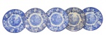 WOOD'S WARE, Enoch Wood's, Inglaterra, Cinco pratos rasos em faiança inglesa vitrificada com pintura de flores, folhagens e fazenda na tonalidade azul. 3 com marcas do tempo. Med.: 23cm.