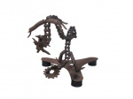 ESCULTURAS, Escultura confeccionada em ferro fundido e correntes representando dragão, acompanha sinais de oxidação. Med.: 35x24x24cm.