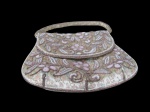 ACESSÓRIOS FEMININOS - Bolsa de festa em tecido com rico trabalho em motivos florais policromados e missangas, parte interna em cetim amarelo com duas divórias, fecho de pressão em metal dourado. Medidas: 27x20cm.