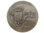 MEDALHAS, Medalha comemorativa confeccionada em bronze com inscrições: OLIVEIRA DE AZEMÉIS, VILA - 5 - 1 - 1799, POR ALVARÁ DE D. MARIA I, ELEVADA A CIDADE NA ASSEMBLEIA DA REPÚBLICA COM VOTOS UNÁNIMES DE TODOS OS PARTIDOS, EM 16 DE MAIO DE 1984, verso: CONCELHO DE OLIVEIR DE AZEMÉIS, POLO DE ATRACÇÃO COM 19 FREGUESIAS, TURISMO, COMÉRCIO E AGROPECUÁRIA. Med.: 9cm.