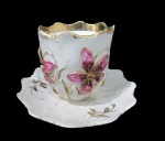 PORCELANA, Xícara para chá, de coleção, com seu respectivo pires em porcelana, ornamentação floral policromada moldada na pasta, com realces à ouro, dita ISABELINA ou CAIPIRA ricamente trabalhada. Possui falhas na douração. Medidas: 9,5x11x9cm / 16cm.