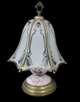 ABAJUR, Abajur para 1 lâmpada, base de metal dourado, estrutura de porcelana esmaltada, decorada por flores e folhagens em policromia, cúpula de vidro pintado na tonalidade azul. Med.: 35cm. Apresenta sinais de oxidação. Funcionando, porém sem garantias futuras.