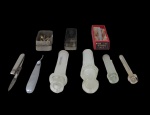 COLECIONISMO, Cinco seringas farmacêuticas de precisão confeccionadas em vidro em tom branco fosco. Acompanha 2 caixas em metal, agulhas e 1 bisturi (no estado). Comprimento da maior: 14cm / menor: 10cm.