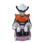 PORCELANA, Escultura em porcelana esmaltada, representando figura oriental, ricamente policromada e realces em ouro. Apresenta 2 bicado. Med.: 14x9x10cm.