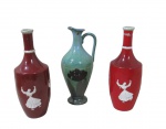 FAIANÇA, Lote com 3 garrafas vazias em faiança portuguesa vitrificada para vinho de decorações, modelos e tonalidades distintas. Med.: 26cm / 25cm.
