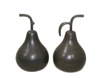 OBJETOS DECORATIVOS, Duas peras confeccionadas em metal patinado na tonalidade marrom, com acabamentos em antimônio, 1 quebrado. Med.: 24cm.