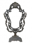 BRONZE, Moldura de espelho articulável, confeccionada em bronze, ricamente cinzelada por arabescos e concheado, apoiado sobre base retangular decorado em gomos e volutas. Med.: 51x29cm.