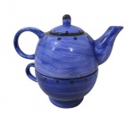 DESIGNPAC, Bule e xícara para chá empilhado com seu respectivo pires, confeccionado em faiança vitrificada esmaltada na tonalidade azul, decorados por esferas e filete na tonalidade preta. Manufatura marcada no fundo. Medidas: 15x18x5cm.