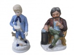 ESCULTURAS, Duas esculturas, sendo: A) 1 confeccionada em porcelana esmaltada na tonalidade branca, representando menino dando comida a pato, pintura em policromia, apoiado sobre base circular escalonada (15cm) e B) 1 confeccionada em biscuit, representando figura masculina sentada fumando charuto, pintura em rica policromia (13x9x8cm).