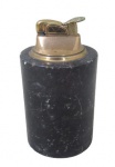 EVANS, EUA, Isqueiro de mesa, confeccionado em metal dourado, suporte em mármore negro, apresenta pequeno bicado na borda. Não testado e sem garantia de funcionamento. Med.: 11cm.