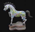ESCULTURAS, Escultura confeccionada em cloisoné, representando em policromia, decorado por volutas, flores e folhagens em rica policromia, apoiada sobre base em madeira revestida em tecido com elementos geométricos, possui sinais de cola. Med.: 15x16x5,5cm.