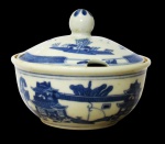 PORCELANA ORIENTAL, Porta mostarda confeccionada em porcelana esmaltada na tonalidade branca, com pintura de paisagens orientais e elementos geométricos na tonalidade azul. Marcado no fundo. Med.: 7x9cm.