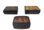DIVERSOS, Três caixas porta joias em madeira laqueada na cor preta, formato retangular, com pintura de motivos distintos em policromia, adornada em dourado, interior na tonalidade vermelha. Med.: 4x10x7cm / 3,5x9x6cm / 3x7,5x6cm.