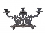 BRONZE, Candelabro para 3 velas, confeccionado em bronze, ricamente cinzelado por flores e folhagens, decorado com vazados, bobeche perolada, base em feitio de florão. Med.: 19x25cm.