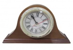 RELÓGIOS, Pequeno relógio de mesa, funcionamento a pilha, caixa confeccionada em madeira, bordas recortadas, aro em plástico com falhas na pintura, frente envidraçada em bombê, base retangular escalonada, não testada e sem garantia de funcionamento. Med.: 12x20x4cm.
