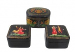 DIVERSOS, Lote com 3 caixas porta joias, confeccionadas em madeira, sendo A) 1 patinada, de origem indiana, esmaltada na tonalidade preta, com pintura de flores e folhagens em policromia (4x6,5x6cm) e B) 2 em madeira laqueada na cor preta, com pintura de cena galante em policromia, interior na cor vermelha (3x5x5cm).