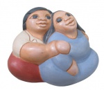 ESCULTURAS, Chile, Escultura em barro cozido representando casal, esmaltado em policromia, assinado no verso. Med.: 9x12x8cm.