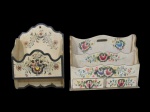MOBILIARIO, Duas peças, sendo: A) 1 porta cartas de mesa, confeccionado em madeira patinada na cor creme, bordas recortadas com pintura de flores e folhagens em policromia, 2 estágios para guardar cartas e 2 gavetas (20x26x9cm) e B) 1 porta cartas de parede, confeccionado em madeira patinada na cor creme, bordas recortadas, pintura de flores e folhagens em policromia, 1 estágio para guardar cartas e 3 ganchos para chaves (25,5x18,5x7cm).