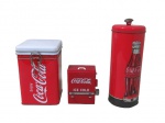 COCA-COLA, Lote com 3 peças, sendo: A) 1 lata em metal esmaltado na tonalidade vermelha e branca, com inscrições ENJOY COCA COLA, THE REAL THING, (17x11x11cm), B) 1 porta canudos em metal esmaltado na tonalidade vermelha e branca, com inscrições: COCA COLA, DELICIOUS - REFRESHING (22cm), possui mossa na tampa e C) 1 paliteiro em plástico rígido no feitio de máquina de gelo, com inscrição DRINK COCA COLA, ICE COLD (10x8x5,5cm).