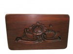 DIVERSOS, Placa decorativa, esculpida em monobloco de madeira, com entalhe de flores feito a mão. Med.: 18x30,5x5cm.
