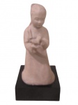 AUSTIN PRODING, 1979, Escultura em terracota representando figura feminina com borboleta na mão, apoiada sobre base em madeira laqueada na cor preta. Med.: 21x10x10cm.