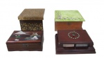 DIVERSOS, Quatro caixas, sendo: A) 1 para baralhos, confeccionada em madeira, com base retangular escalonada, pega da tampa em feitio de pinha em metal dourado, possui falhas na base (8x18x13,5cm), B) 1 caixa porta joias em charão, com pintura de cena oriental em policromia, interior espelhado e forrado em veludo vermelho (6x16x10cm), e C) 2 caixas em madeira, com pintura de flores e folhagens em cores distintas (10x13x13cm / 8x18x18cm).