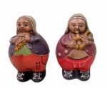 ESCULTURAS, Duas esculturas confeccionadas em barro cozido, representando musicistas, esmaltado em policromia. Med.: 17cm.