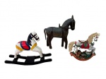 ESCULTURAS, Três esculturas representando cavalo, sendo: A) 1 cavalo de balanço, confeccionado em madeira laqueada em policromia (12x16x4cm), B) 1 cavalo em madeira, entalhado a mão, guarnições em metal prateado (16x14x4cm) e C) 1 cavalo de balanço, em gesso patinado, decorado por instrumentos musicais e folhas, pintura ricamente policromada (11x10cm).