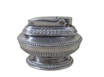 RONSON, QUEEN ANNE, Isqueiro de mesa, confeccionado em metal espessurado a prata, cinzelado por gomos e perolados. US PATENT RE. NO. 19023, CANADA PATS-288148289889, não testado e sem garantia de funcionamento. Med.: 6,5x8x5cm.