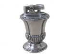 RONSON, MAYFAIR, Isqueiro de mesa, confeccionado em metal espessurado a prata, cinzelado por gomos e perolados. US PATENT RE. NO. 19023, não testado e sem garantia de funcionamento. Med.: 7,5cm.