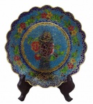 OBJETOS DECORATIVOS, Prato decorativo, confeccionado em cloisone, decorado por flores e folhagens em rica policromia, adornos em ouro, borda ondulada, acondicionada em caixa original, acompanha suporte de pratos. Med.: 16cm.