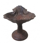 DIVERSOS, Saboneteira em ferro fundido, formato de concha, sustentada por coluna cilíndrica e base circular escalonada. Possui sinais de oxidação. Med.: 14x18x15cm.