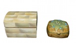 DIVERSOS, Duas caixas porta joias, sendo: A) 1 caixa em madeira, com revestimento de placas de madrepérola, com interior em veludo na cor vermelha (4x5,5x4,5cm) e B) 1 caixinha em cloisone, com incrustação de flor em relevo, faltando pedras (4x4,5cm).