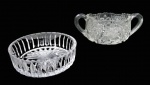 CRISTAIS, Lote com duas peças em cristal translucido, sendo: A) 1 açucareiro para torrões, ricamente lapidado por flores, pingo de diamante, folhagens e sulcos, borda onduladas e alças laterais vazadas (7x18x10cm) e B) 1 porta confeito, ricamente lapidado por sulcos e fundo estrelado (4x13cm).