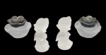 ITALY DESIGN, Lote com 4 peças em vidro satine, sendo: A) 2 esculturas representando figura feminina, ambas bicadas (10cm) e B) par de castiçais para 1 vela no feitio de flor (5x9cm).