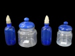 VIDROS, Lote com 4 peças, sendo: A) 2 perfumeiros em vidro na tonalidade azul, com tampa em resina no feitio de pinha (17cm) e B) 1 porta cotonetes e 1 porta algodão confeccionados em vidro translucido com tampa em faiança vitrificada na tonalidade azul (15cm / 13cm).