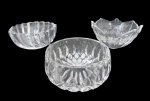 CRISTAL EUROPEU, Três bowls confeccionados em cristal translucido, de formatos, decorações e lapidações distintas. Med.: 5,5x12cm / 5,5x11cm / 7x13cm. 1 com ínfimo bicado.