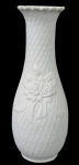 BISCUIT, Vaso em biscuit, corpo bojudo, flores, folhagens e laçarote em relevo, losangos em relevo, borda ondulada. Med.: 20,5x6cm.