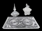 CRISTAIS/VIDROS, Lote com 3 peças, sendo: A) 1 bandeja retangular em cristal translucido, lapidado por flores e folhagens em baixo relevo e borda dentada (19x11cm), B) 1 aneleira em cristal translucido, lapidado por sulcos (10x7,5cm) e C) 1 caixa porta joias em vidro translucido, ricamente decorada em baixo relevo, pés e pega da tampa no feitio de pássaro (9x7cm).