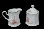 WINTERLING, ROSLAU, BAVARIA, RAPHAELA, Açucareiro e cremeira em porcelana esmaltada na tonalidade branca, formato oitavado, com pintura de flores e folhagens em policromia e bordas filetadas na cor verde. Med.: 11x7,5x7,5cm / 9x11x6,5cm.