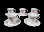 WINTERLING, ROSLAU, BAVARIA, RAPHAELA, Cinco xícaras para café com seus respectivos pires em porcelana esmaltada na tonalidade branca, formato oitavado, com pintura de flores e folhagens em policromia. Med.: 6x8x6cm / 11cm. 1 pires bicado.
