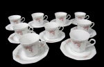 WINTERLING, ROSLAU, BAVARIA, RAPHAELA, Nove xícaras para chá com seus respectivos pires em porcelana esmaltada na tonalidade branca, formato oitavado, com pintura de flores e folhagens em policromia. Med.: 7x11x8,5cm / 14,5cm.
