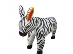 ESCULTURAS, Escultura confeccionada em madeira, representando zebra, com pintura listrada nas tonalidades preta e branca. Med.: 16x25x7cm.