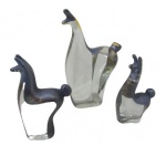 MURANO, Três esculturas confeccionadas em vidro de Murano translucido, representando lhama, vestígios de prateação no corpo. 1 bicada. Med.: 13,5cm / 10cm / 9cm.