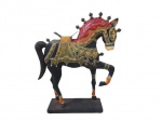 ESCULTURAS, Escultura confeccionada em lata, representando cavalo, esmaltada na tonalidade preta, com pintura em rica policromia, encimado por bilros, apoiado sobre base retangular com sinais de oxidação. Med.: 42x24x10cm.